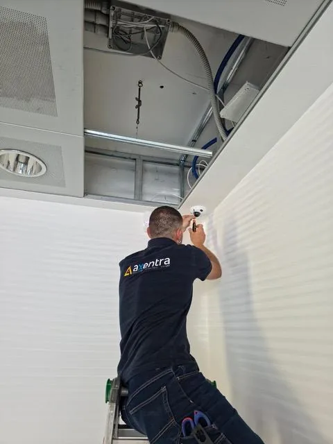 Tecnico Axentra con attrezzatura di lavoro