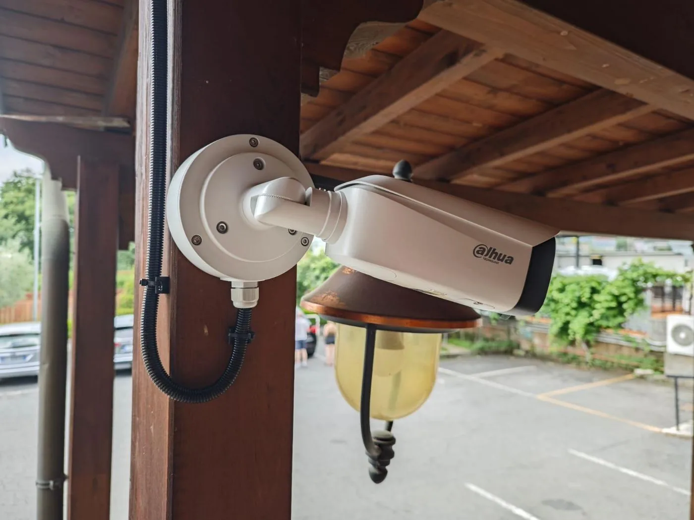 Tecnico Axentra al lavoro su una telecamera appena installata
